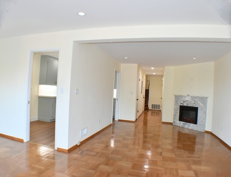 Building Photo - 286 Roosevelt Way