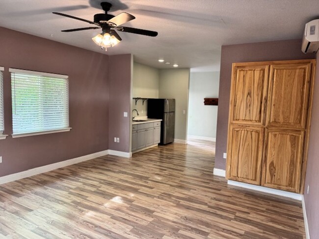 Building Photo - Spacious 1 Bedroom Mother-in-Law unit with...