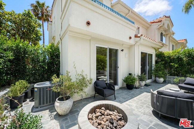 Building Photo - 6475 Zuma View Pl