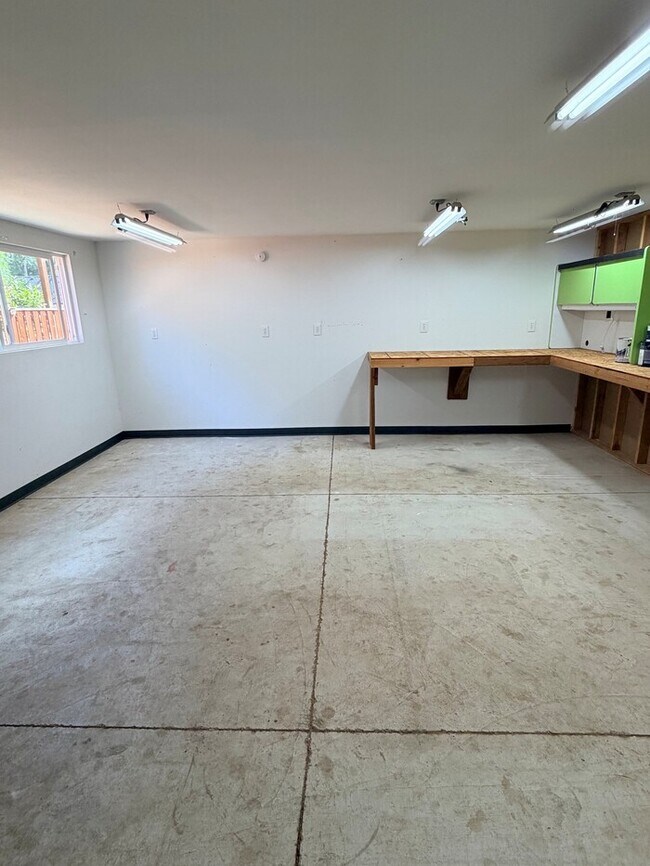 Building Photo - Spacious Home with Office, Studio, Workshop - Endless Possibilities!