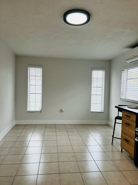 Building Photo - 911 NW 39th Ct