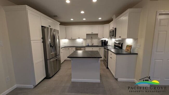 Building Photo - Bright and Roomy 2 Bedroom 2 Bathroom Home