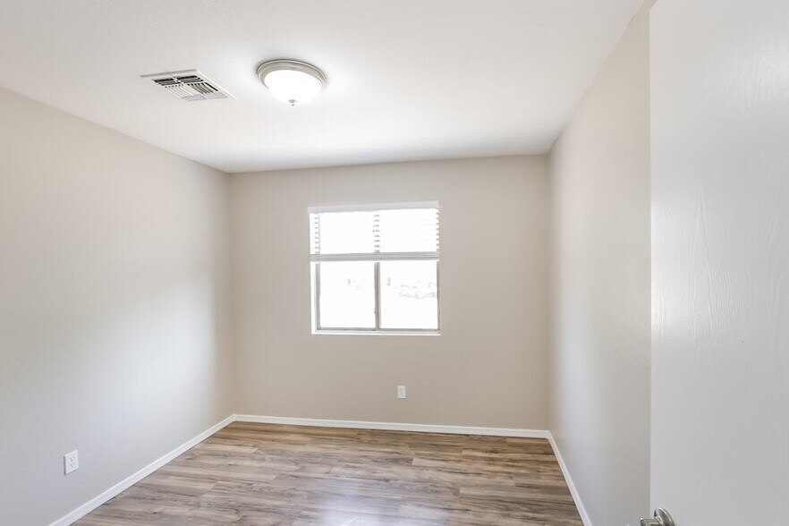 Building Photo - 6558 W Chickasaw St