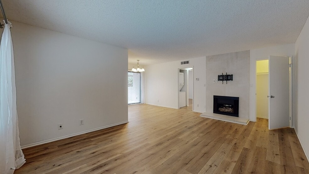Building Photo - 2349 S Bentley Ave