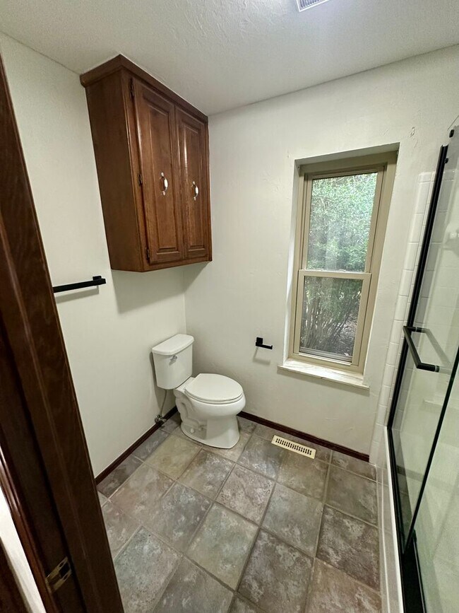 Building Photo - Immaculate major remodeled executive home ...