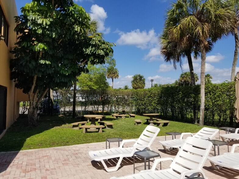 Building Photo - 430 Commodore Dr