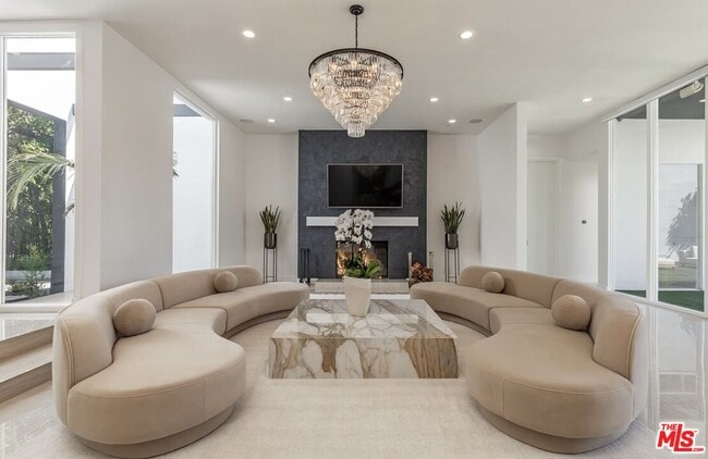 Building Photo - 703 N Maple Dr