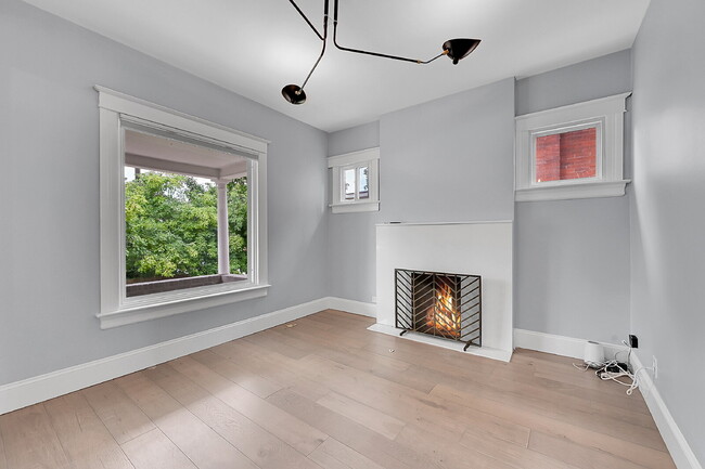 Building Photo - $3,595 - 3 Bed, 2 Bath Updated Home In Den...