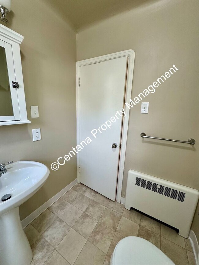 Building Photo - $500 off first months rent on 3 bed 2 bath...