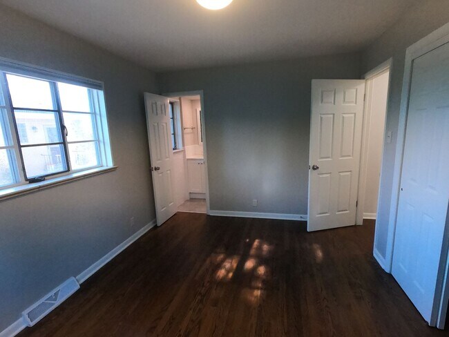 Building Photo - Beautifully remodeled 3 bed 2.5 bath house in Broomfield