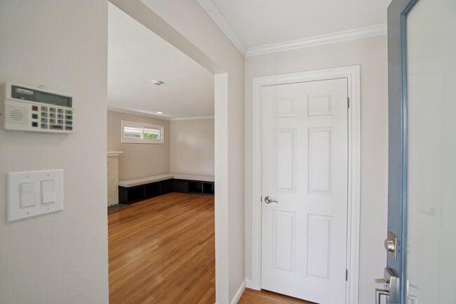 Building Photo - Spacious Home with Detached 1 bed 1 bath ADU in Los Altos!