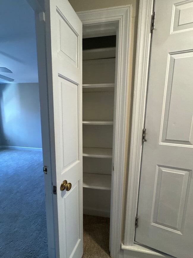 Building Photo - Spacious and inviting 3-bedroom