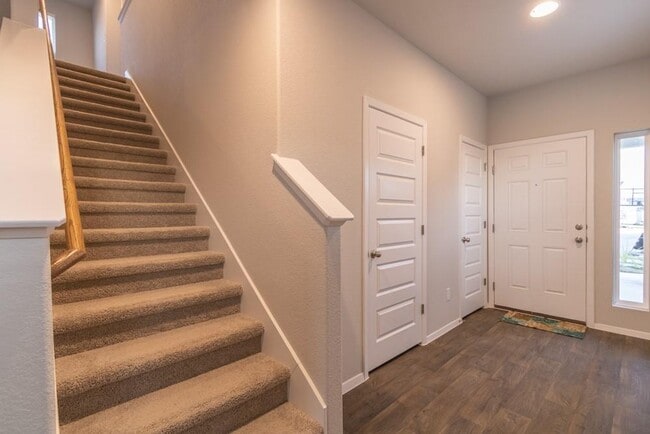 Building Photo - 213 Riverhill Cv