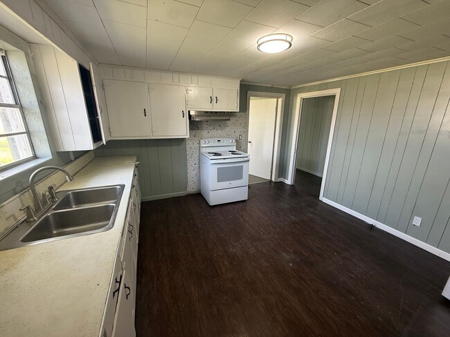 Building Photo - Renovated 5 Bedroom 2 Bath Home for Rent!