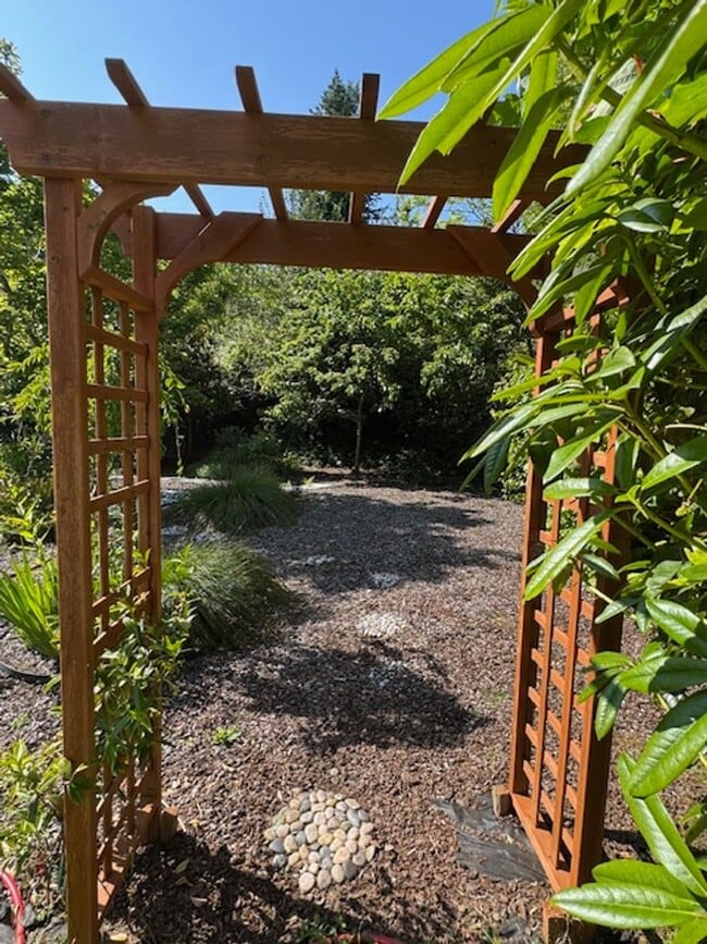 Building Photo - 6241 Skunk Hollow Rd