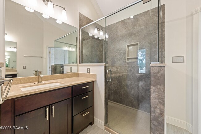 Building Photo - 300 Oak Hollow Dr