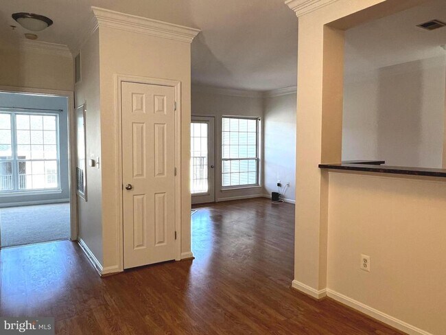 Building Photo - 4852 Eisenhower Ave