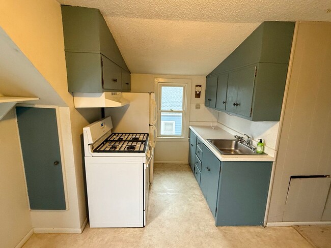 Building Photo - 511 10th Ave SE