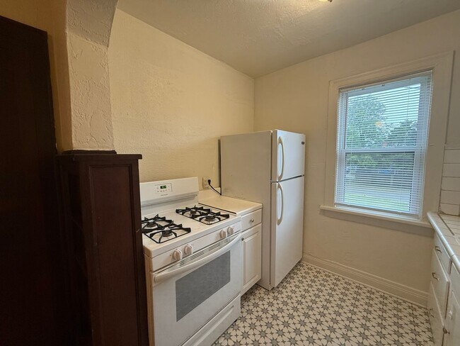 Building Photo - Charming Historic 1-Bedroom in Gatewood | Walk to the Plaza District