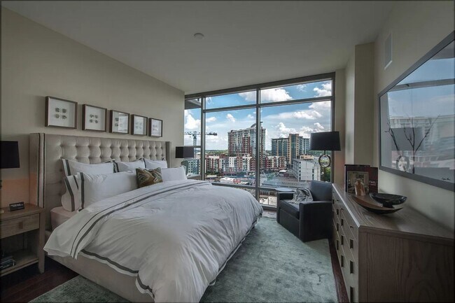 Building Photo - 2 Bed, 2 Bath Luxury High-rise Condo w/ Pa...