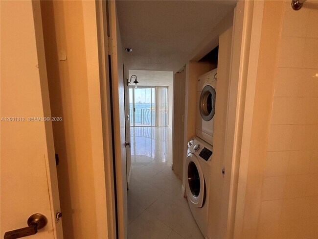 Building Photo - 7601 E Treasure Dr