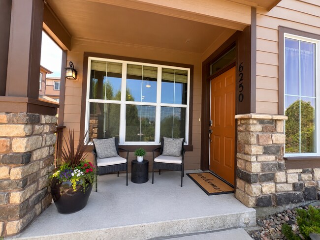 Building Photo - Stunning End Unit 3 Bedroom Townhouse in NE Colorado Springs!