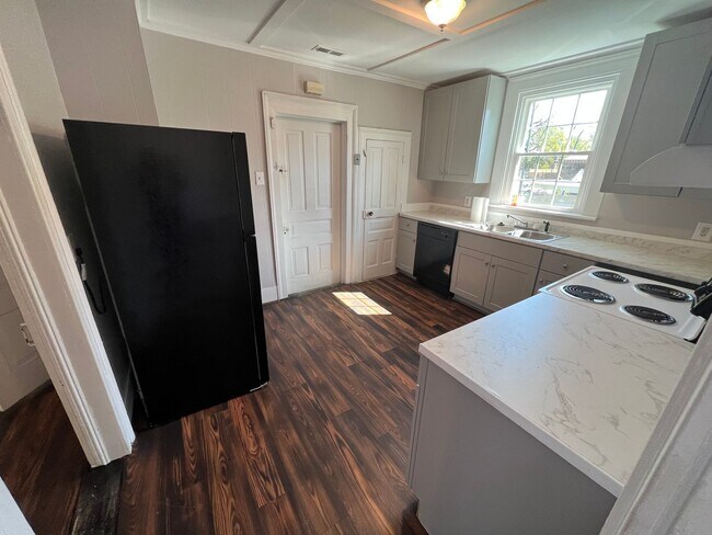 Building Photo - Remodeled 3 bedroom/ 2 bathroom home within minutes of downtown.