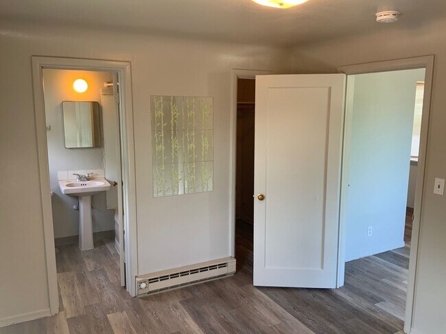 Building Photo - Charming 1-Bedroom Apartment for Rent on Spokane's Lower South Hill - Upstairs Unit with Downtown...