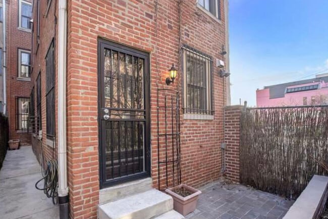 Building Photo - 726 S 16th St