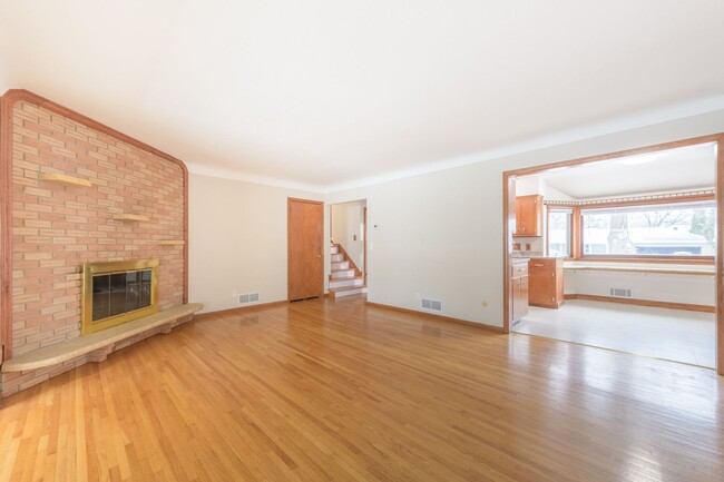 Building Photo - Great Roseville Home, Moundsview Schools, ...