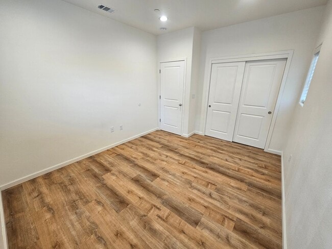 Building Photo - 3 Bedroom 2 Bathroom Duplex for Rent in Corning!