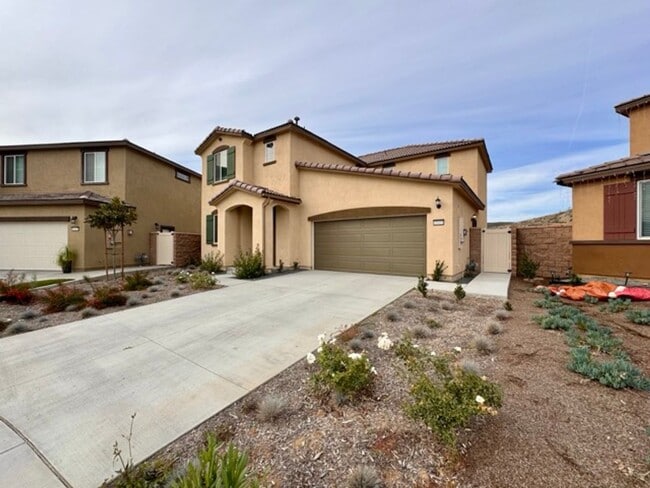 Building Photo - MOVE IN SPECIAL! $1000 off 1st month rent if you move in the month of January! Spacious 4 Bedroom...