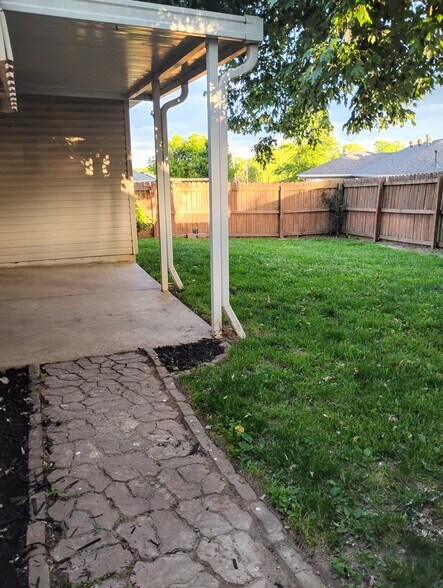 Building Photo - 428 W White Ash Rd