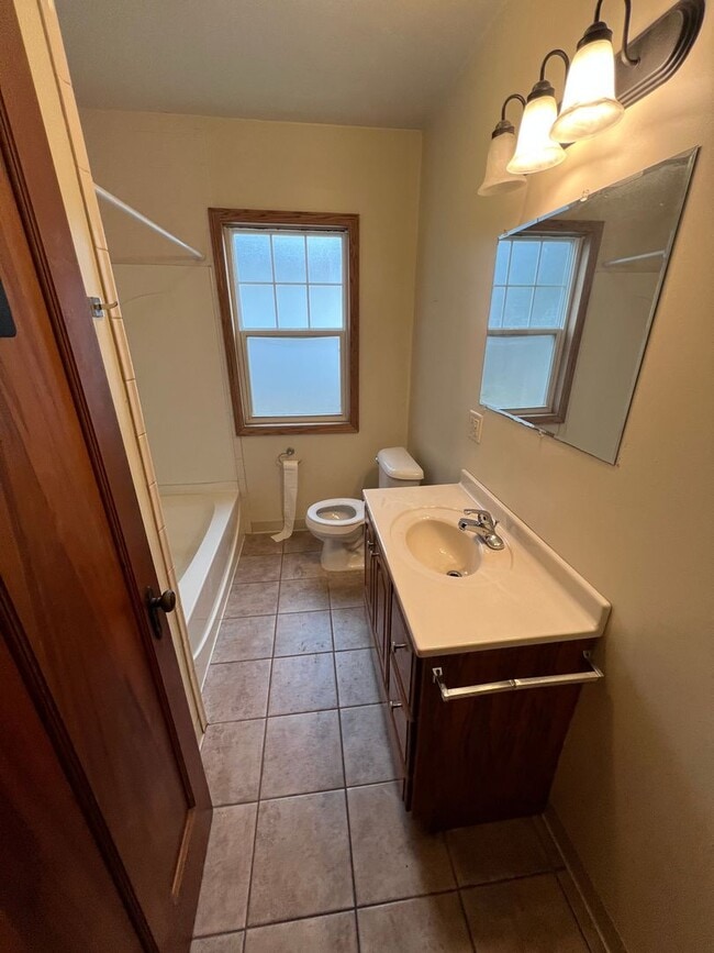 Building Photo - Very Spacious 4 Bedroom 2 1/2 Bath House Close to Campus!