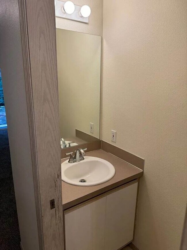 Building Photo - Spacious 2 Bedroom Duplex with Cozy Features