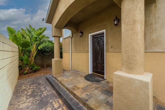 Building Photo - Spacious and Quiet Hawthorne Home!