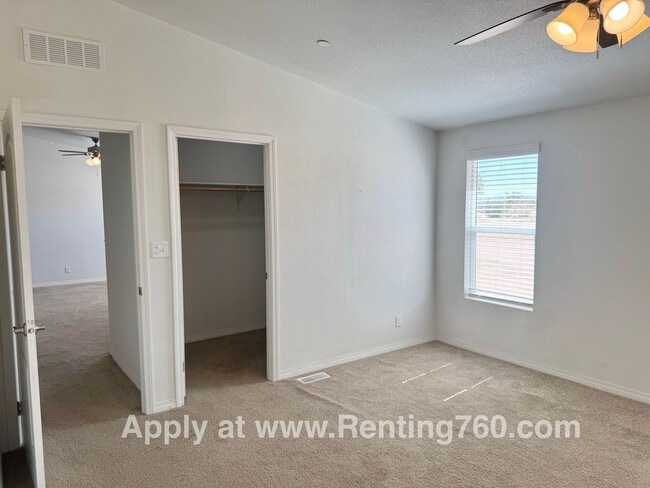 Building Photo - Huge 4 Bedroom Home!!