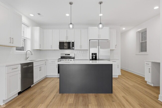 Building Photo - 4841 S Prairie Ave