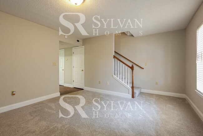 Building Photo - Charming 3BR 2.5BA Townhome Ready for Move...