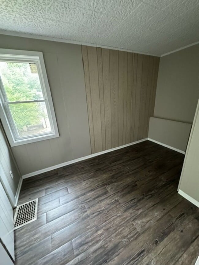 Building Photo - NO APP FEE!