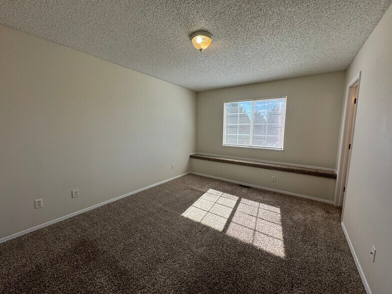 Building Photo - 879 Barn Owl Dr