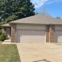 Building Photo - Beautiful 4 bedroom 3 full bathroom home available Now!