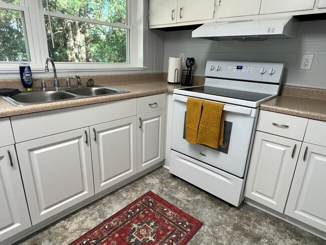 Building Photo - 4 BR 3 BATH ON WESTRIDGE!