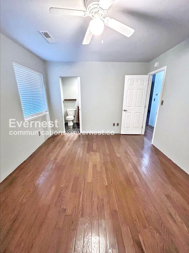 Building Photo - Cozy Home with Driveway Parking and Laundry Hookups