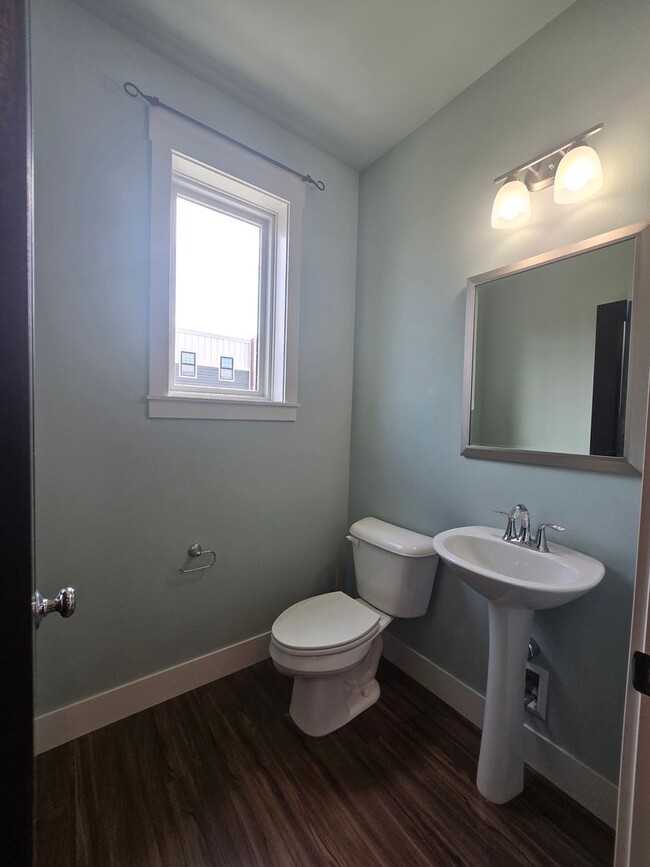 Building Photo - Beautiful 2 bed 1.5 bath townhome