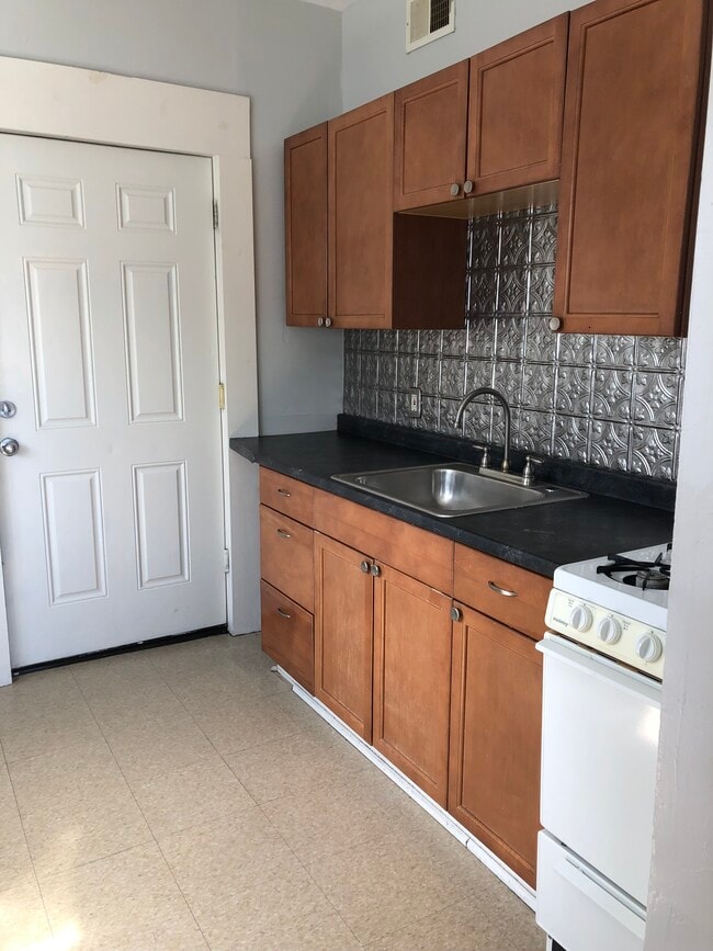 Building Photo - 239 Andrews St