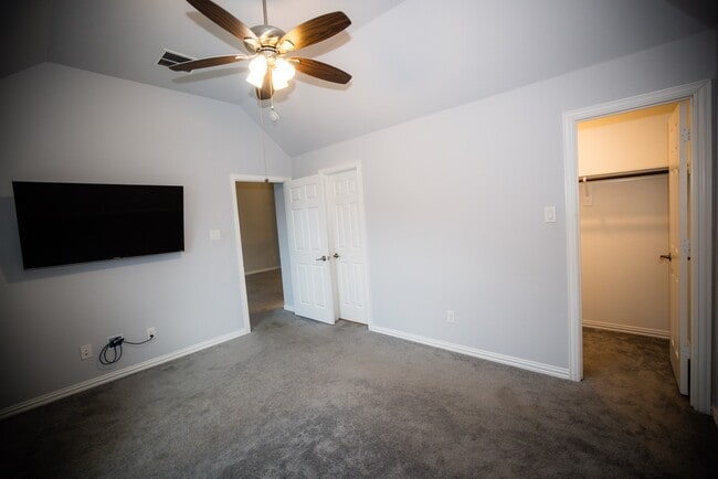 Building Photo - 13923 Hopewell Dr