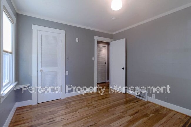 Building Photo - 807 W 21st St