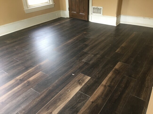 Building Photo - 141 E 5th Ave