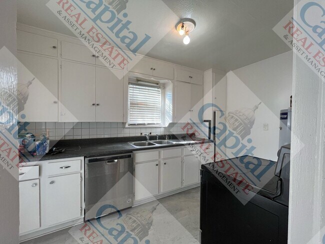 Building Photo - Charming 3 Bedroom